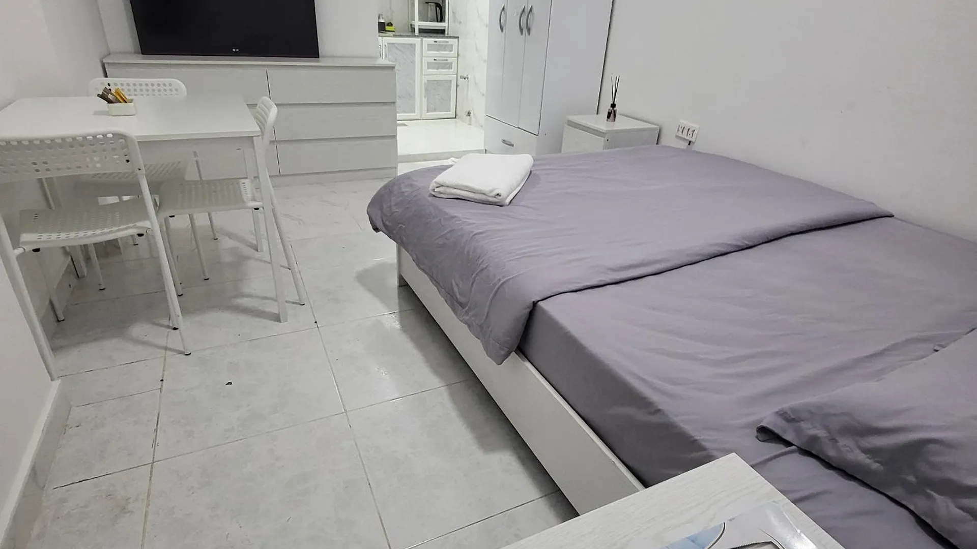 Cournich Full Studio Apartment B5 Αμπού Ντάμπι