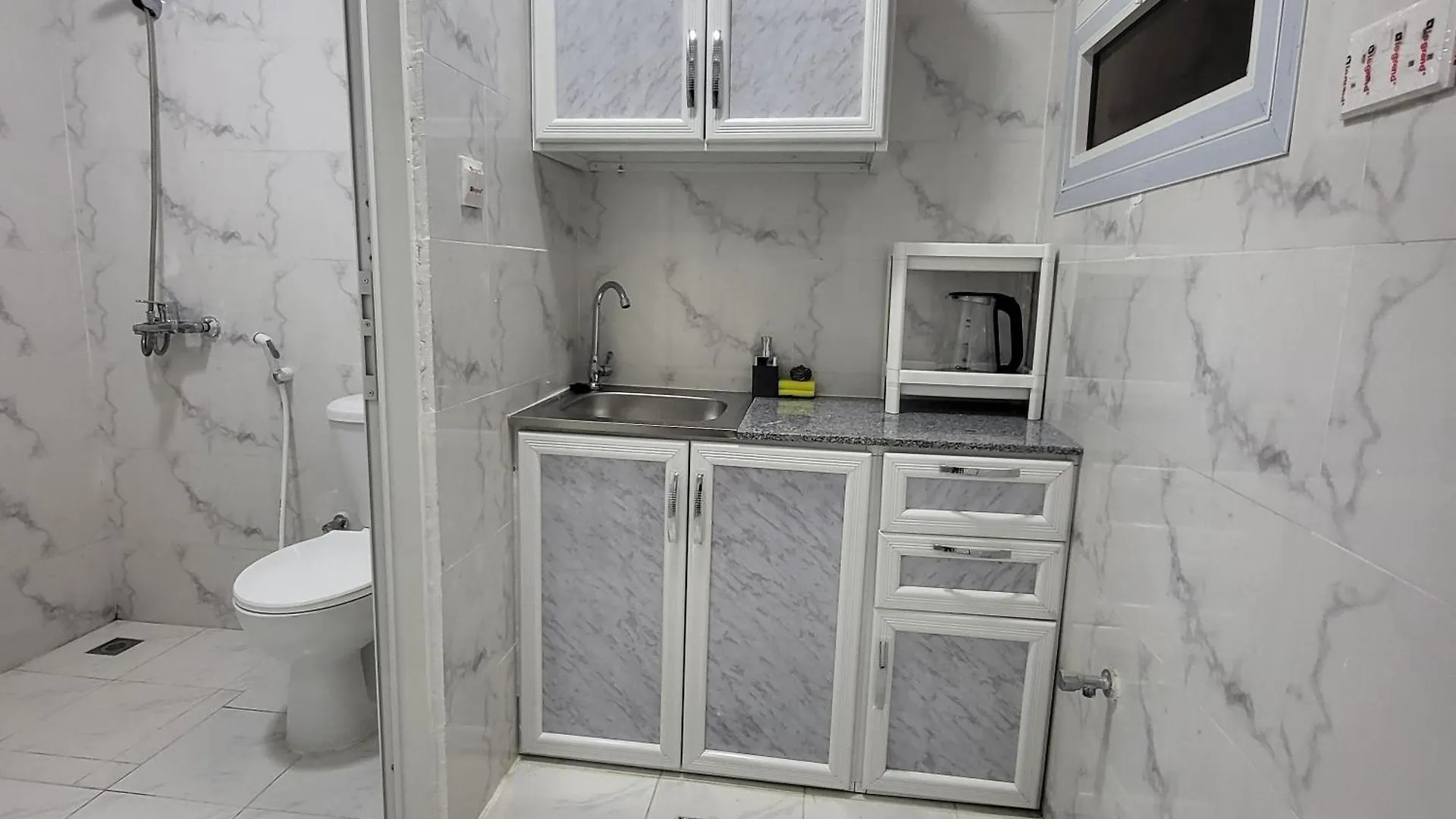 Cournich Full Studio Apartment B5 Αμπού Ντάμπι 0*,