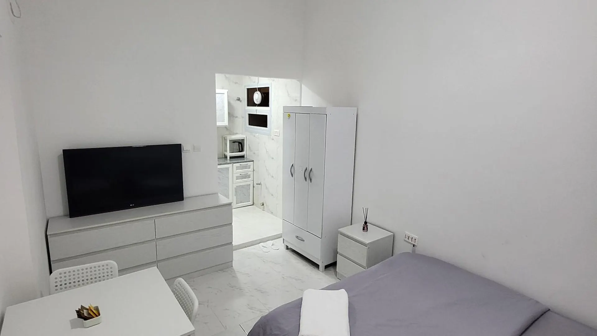 Cournich Full Studio Apartment B5 Αμπού Ντάμπι