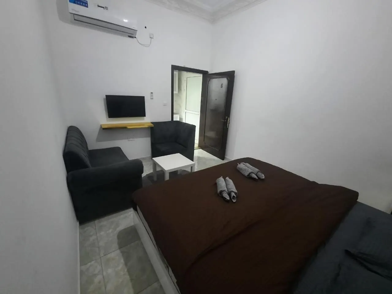 Cournich Full Studio Apartment B5 Αμπού Ντάμπι